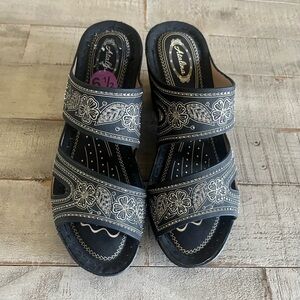 Atalina‎ Black and White Embroidered Sandals size 6.5 NWOT